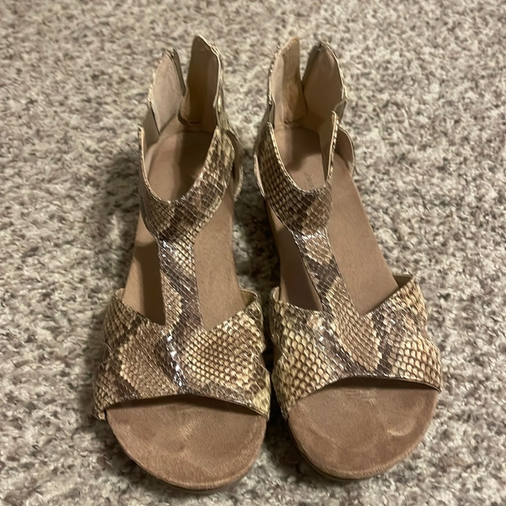 Adrienne Vittadini Tullio 8 Beige Ivory Black Snake Print T-Strap Sandal